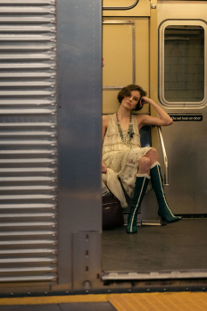 Колекцията Métiers d’Art на Chanel за 2026 в метрото в Ню Йорк