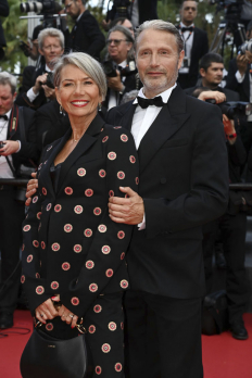 Мадс Микелсен със съпругата си Хане Якобсен на фестивала в Кан