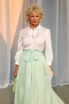 Памела Андерсън в тоалет на Carolina Herrera