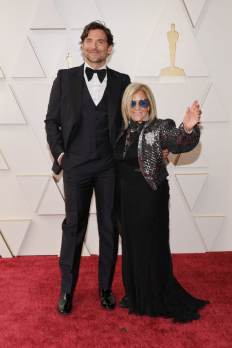 Брадли Купър пак взе майка си на Оскарите