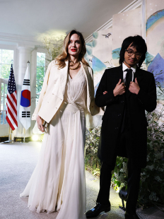 Анджелина Джоли със сина си Мадокс на събитие в Белия дом