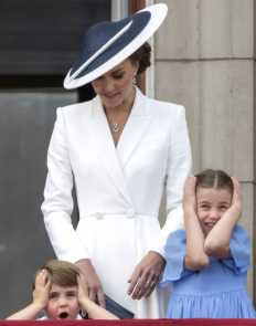 Кейт Мидълтън с принцеса Шарлот и принц Луи