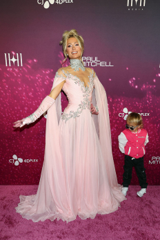 Парис Хилтън с едно от децата си на розовия килим