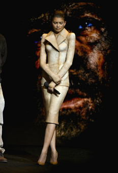 Зендая в рокля на Schiaparelli есен/зима 2026