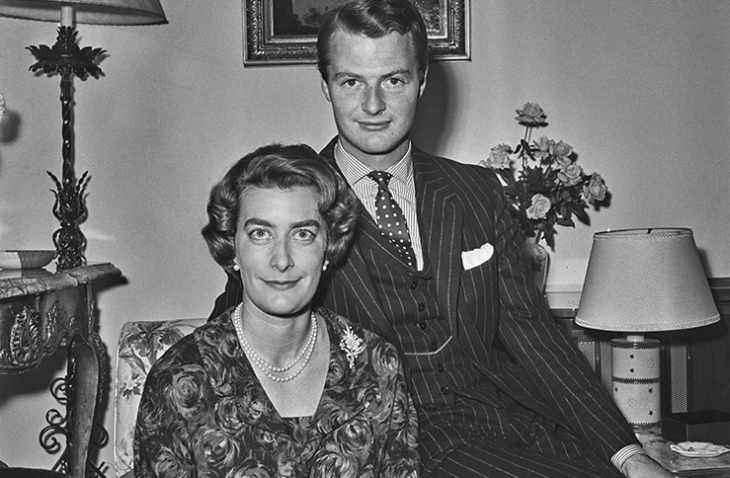 Чаят розите и любовните истории на внуците ѝ са сред