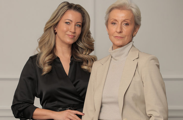 Две дами на чиито визитки е изписано респектиращото генерален мениджър