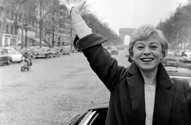 20 март 1994 година Джулиета стои сама в огромната студена