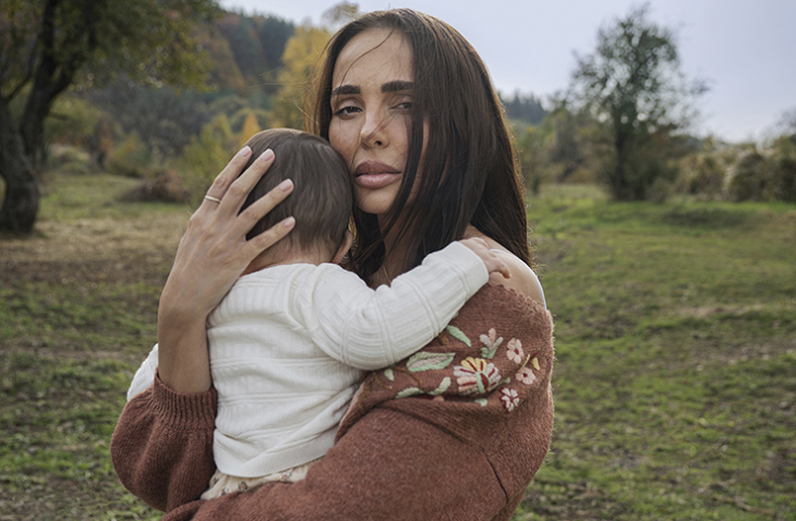 Николета Лозанова ми показва снимки на осеммесечната им дъщеря Борислава