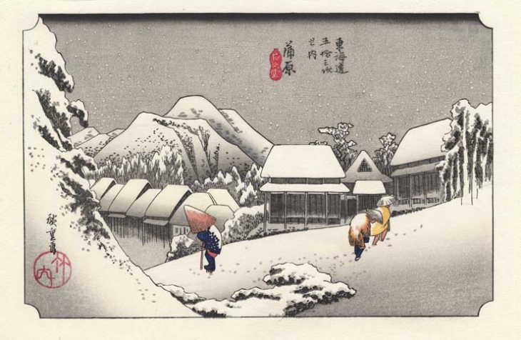 Дълбоки преспи покриват склоновете на Канбара привечер Падащият сняг създава