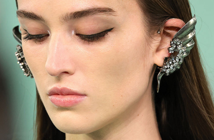 Закачливото намигване на грима отиде по далеч и включи ушите Бижута използвани