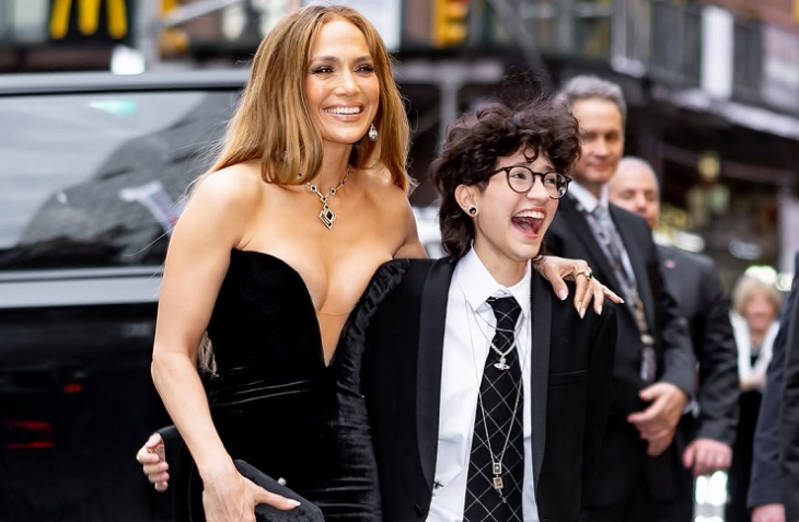 Много често звездите позират с децата си на червения килим