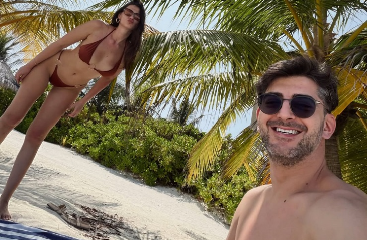 Телевизионният водещ и актьор Александър Кадиев се радва на топла