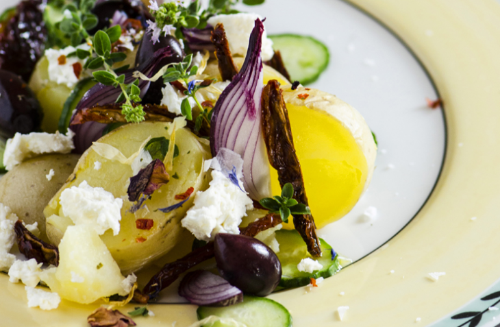 Готвачите на остров Икария приготвят тази богата салата от топли