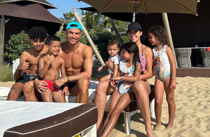 Футболистът Кристиано Роналдо пусна снимка на голямото си семейство от