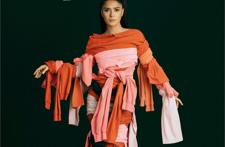 Салма Хайек краси корицата на италианското издание на L Officielв един