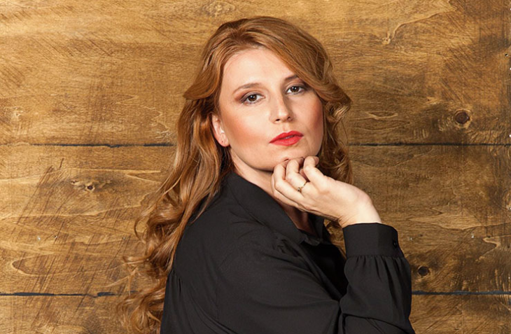 Актрисата Елена Атанасова която пее и танцува в популярното телевизионно