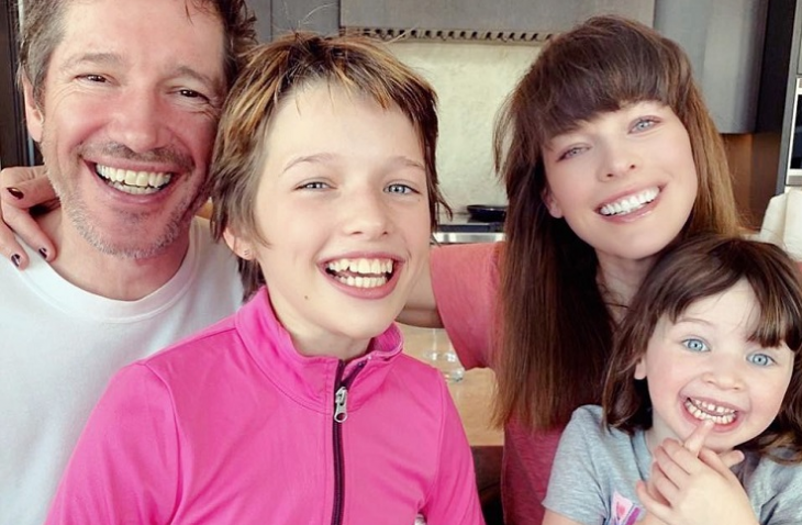 Na 43 Mila Jovovich E Bremenna S Treto Dete Eva Bg