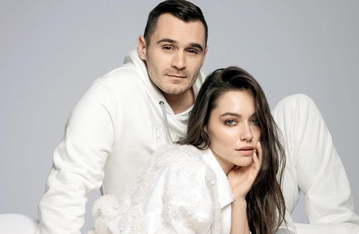 Те са млади красиви талантливи усмихнати и много истински влюбени