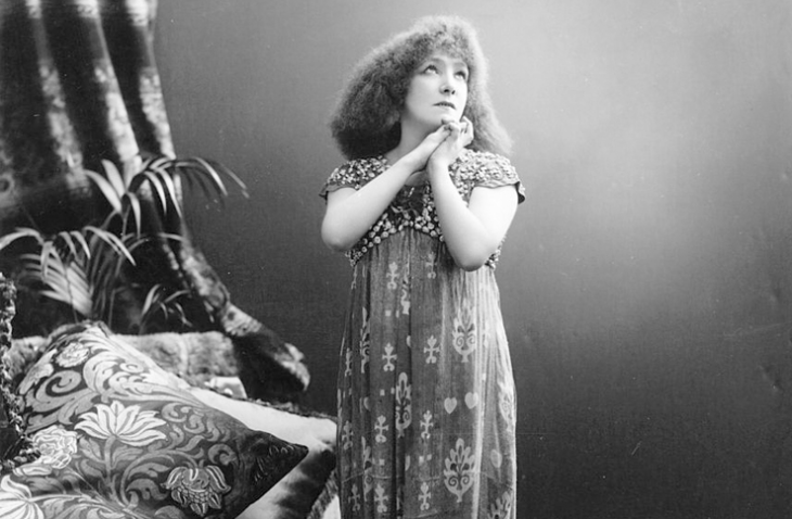 Салбыраған сиськи фотоларын қараңыз Тұтқындармен порно көру