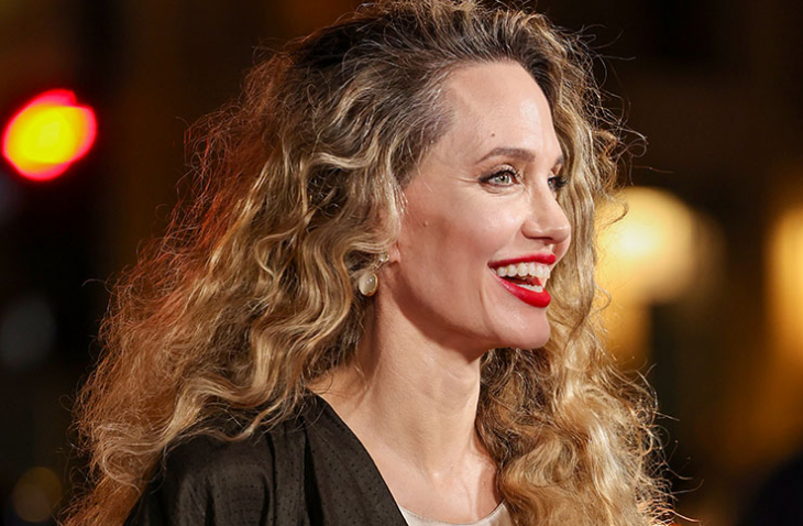 С интересна нова визия ни изненада Анджелина Джоли за премиерата