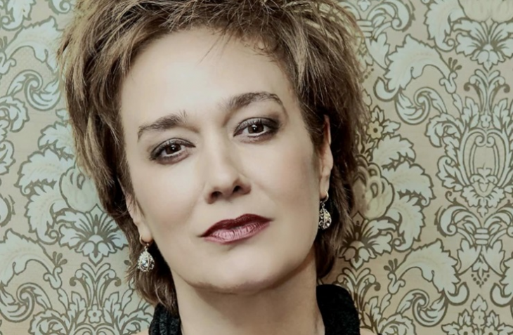 По време на уж безгрижния купон за годишнината от завършването