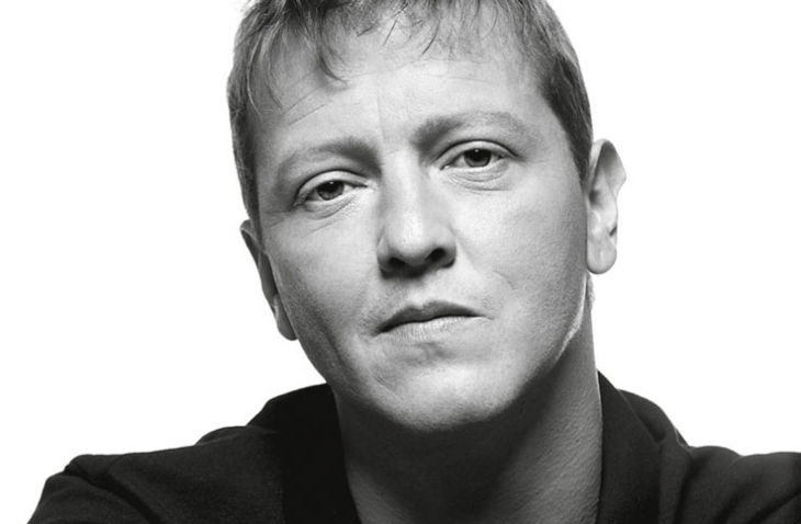 Роден е под знака на съзвездието Особняци което в някои