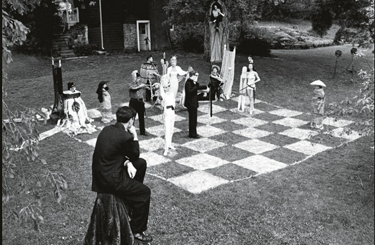 На тази фотография Марсел Дюшан режисира life-size партия шах някъде