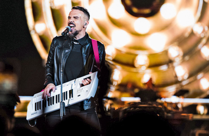 Седим в приятно сепаре в джаз бар Ж в уютния