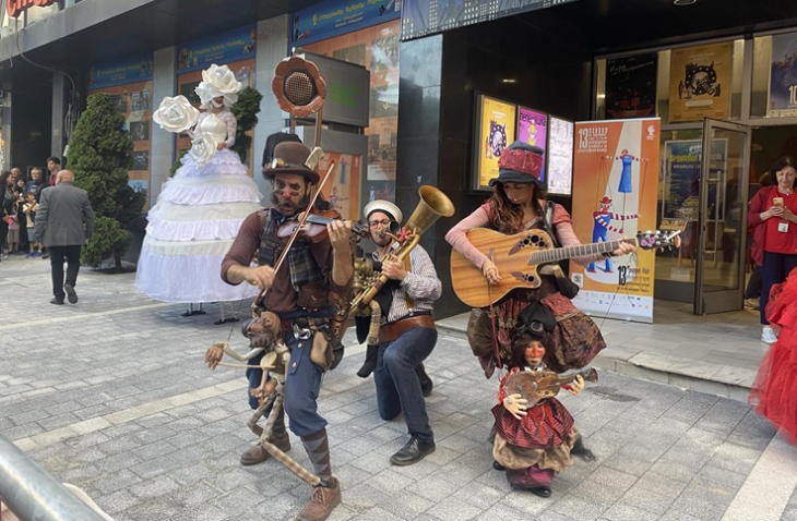 Магията на уличния спектакли завладя навръх петък 13 септември малкото