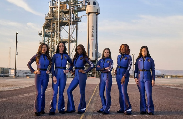 На 14 април 2025 г шест жени облечени в стилни