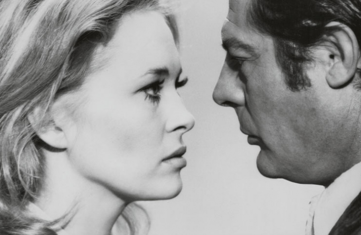 Беше неизбежно мирисът на горчиви бадеми винаги му напомняше аромата