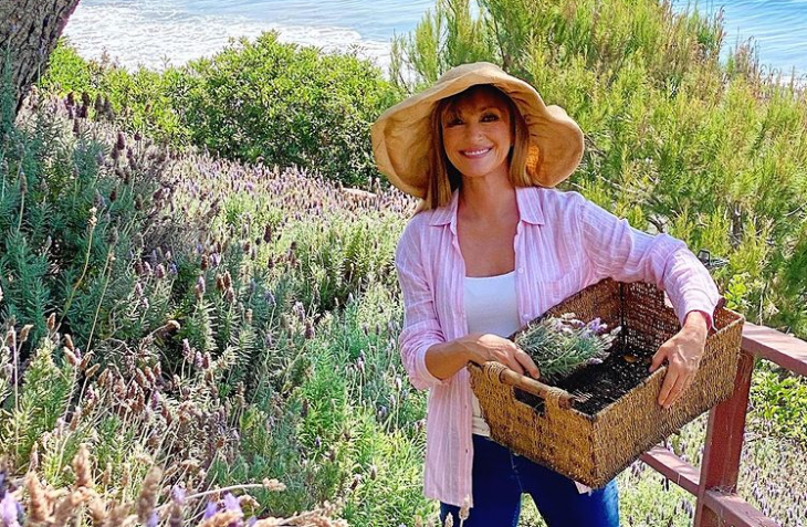 Джейн Сиймур навърши 74 години отбелязвайки празника в компанията на