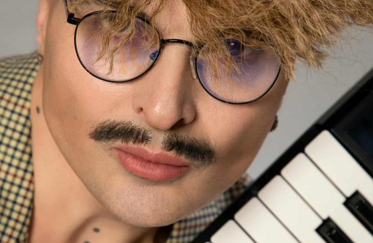 Като полудяла от светлината на прожекторите пеперуда като средновековен пътуващ