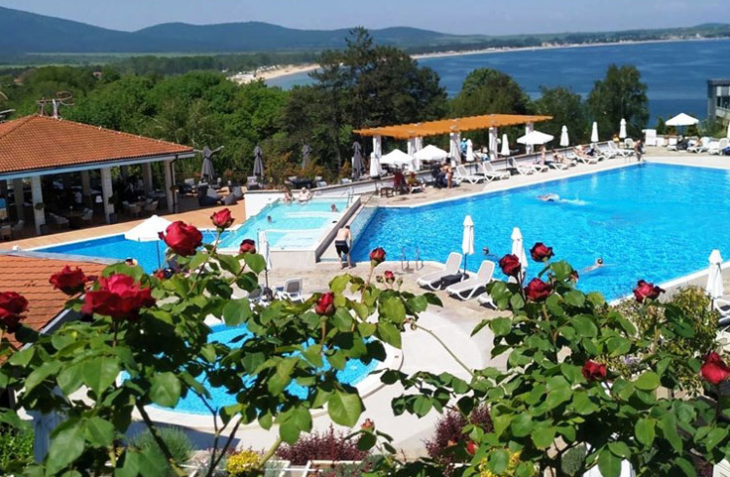 Изобилие от зеленина и пленителни гледки към морето това