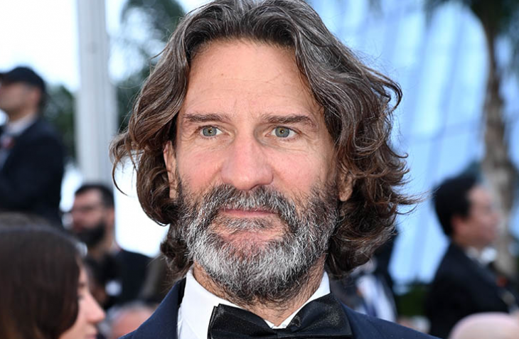 Aло Добър ден Търся Фредерик Бегбеде Аз съм Може ли да включим