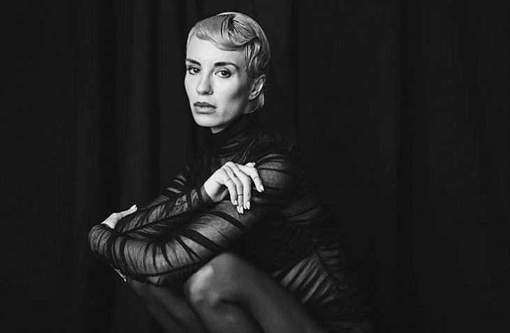 По магнетичното лице на Радина Кърджилова уловено майсторски от камерата