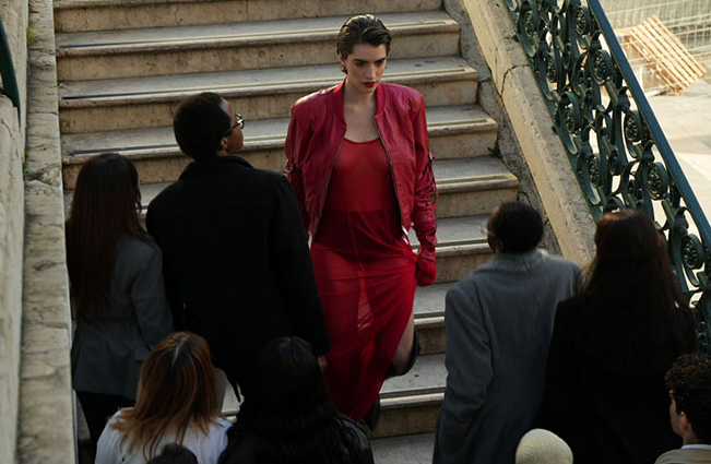 В новата си кампания за сезон есен зима международната модна платформа