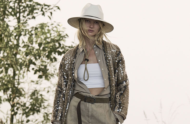 Дамската колекция пролет лято на е вдъхновена от морските униформи и