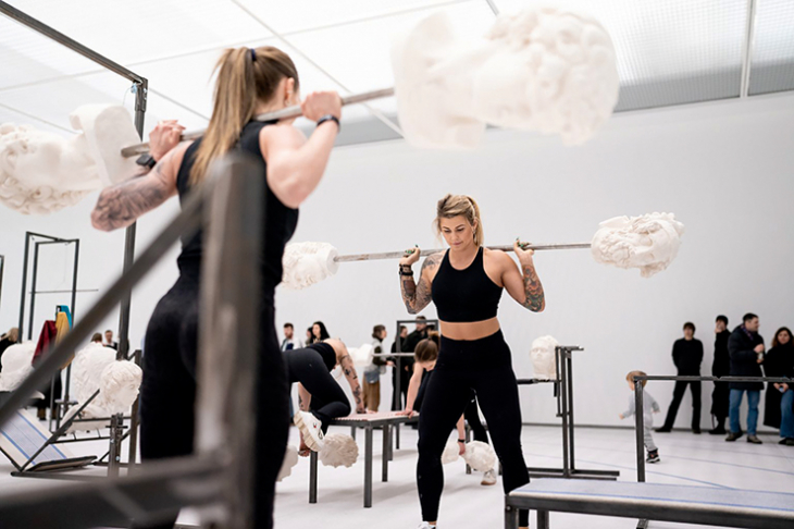 Инсталацията Physical Culture на Аугустас Серапинас създава диалог между физическата