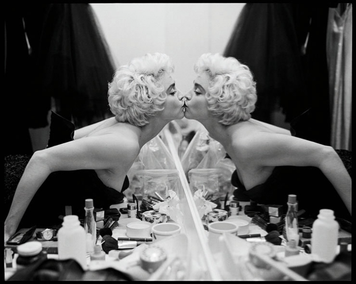 Първата голяма ретроспективна изложба на американския фотограф Брус Уебър радва