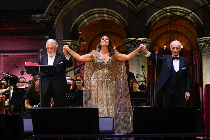 Море от усмихнати лица унес от красивата музика солисти на