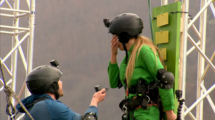 Красиво и романтично предложение за брак на височина от над