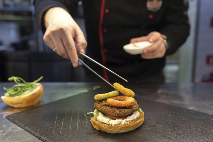 Да хапнеш с удоволствие наслаждавайки се на гледка към Витоша