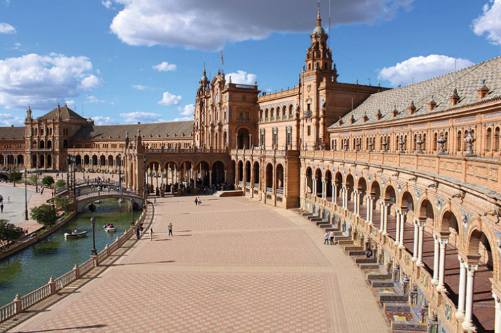 С повече от 300 слънчеви дни в годината Севиля е