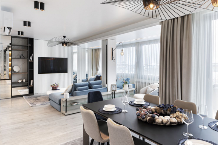 Просторни и светли помещения ефектни стенни облицовки изразителни мебели и