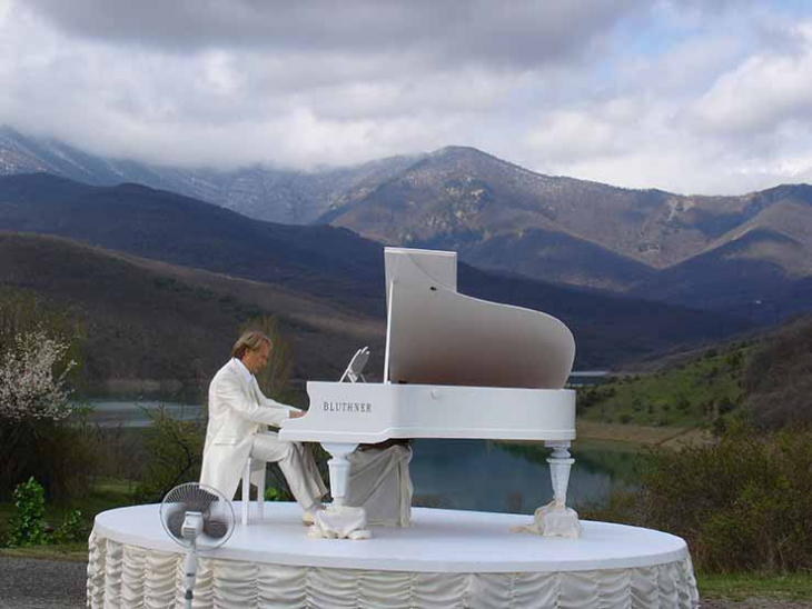 Според книгата за рекордите Гинес Клайдерман е най успешният пианист в