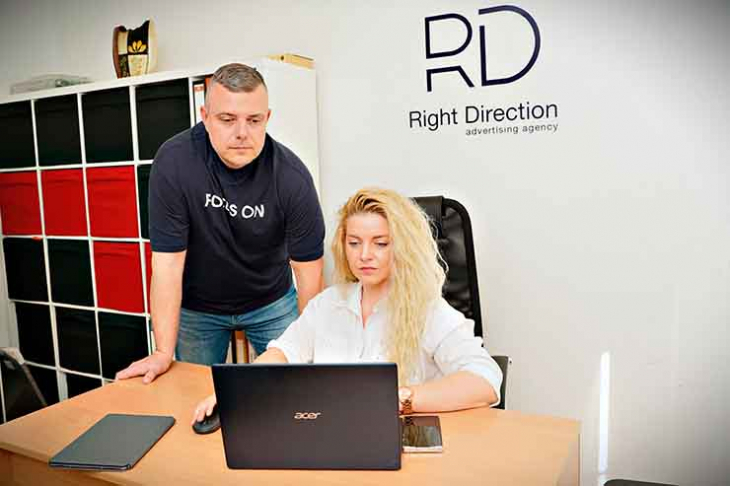 Right Direction e агенция която дава правилната посока в лабиринта