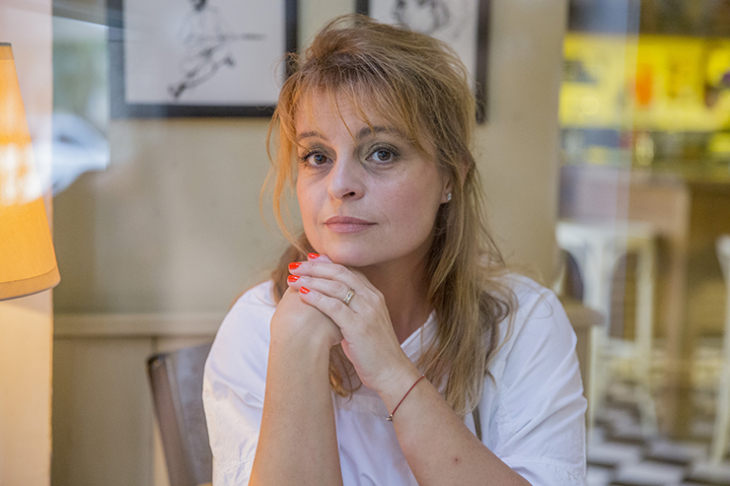 Мария Касимова-Моасе е журналистка и писателка, авторка на сборниците Близки