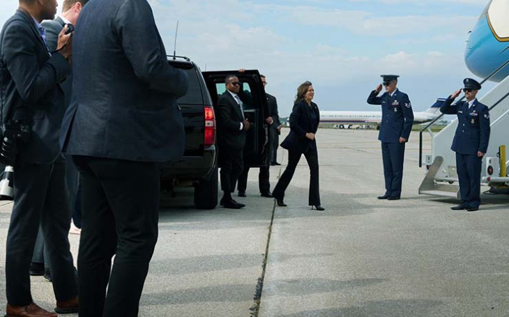 Американският вицепрезидент Камала Харис краси октомврийската дигитална корица на списание