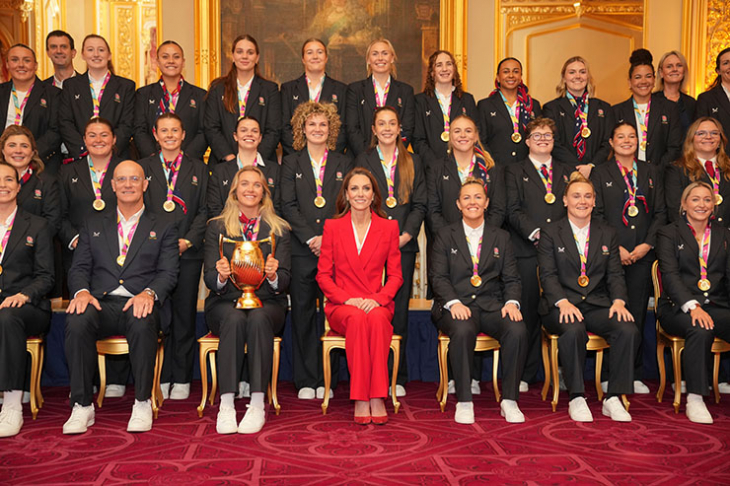 Принцесата на Уелс впечатли с огнено червена визия докато днес